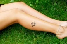 tatouage cheville femme soleil