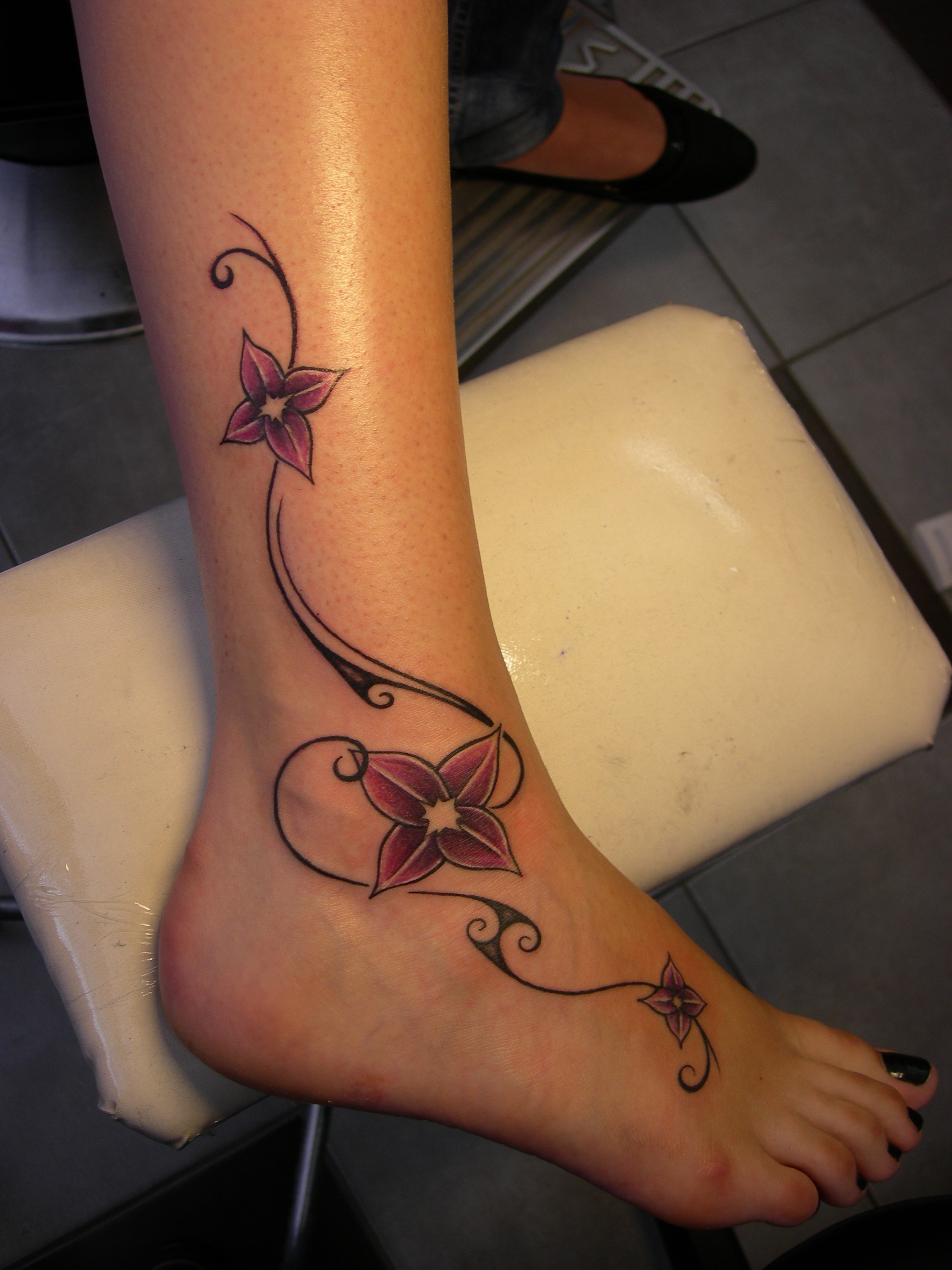 tatouage cheville fleur