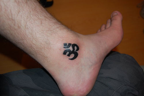 tatouage cheville homme discret