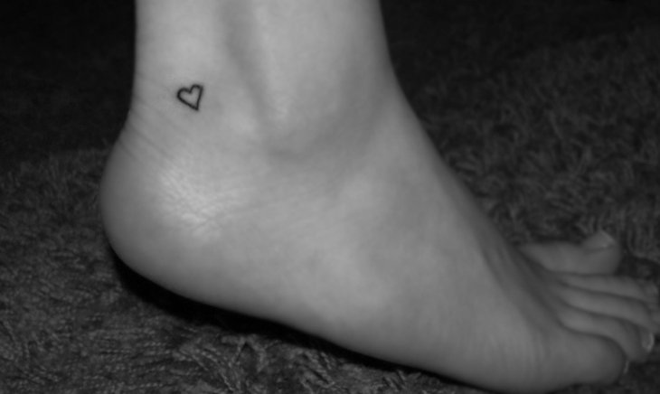 tatouage cheville homme discret