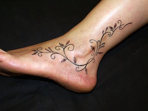 tatouage cheville homme discret