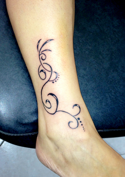 tatouage cheville pied arabesque