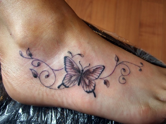 tatouage cheville pied papillon fleur