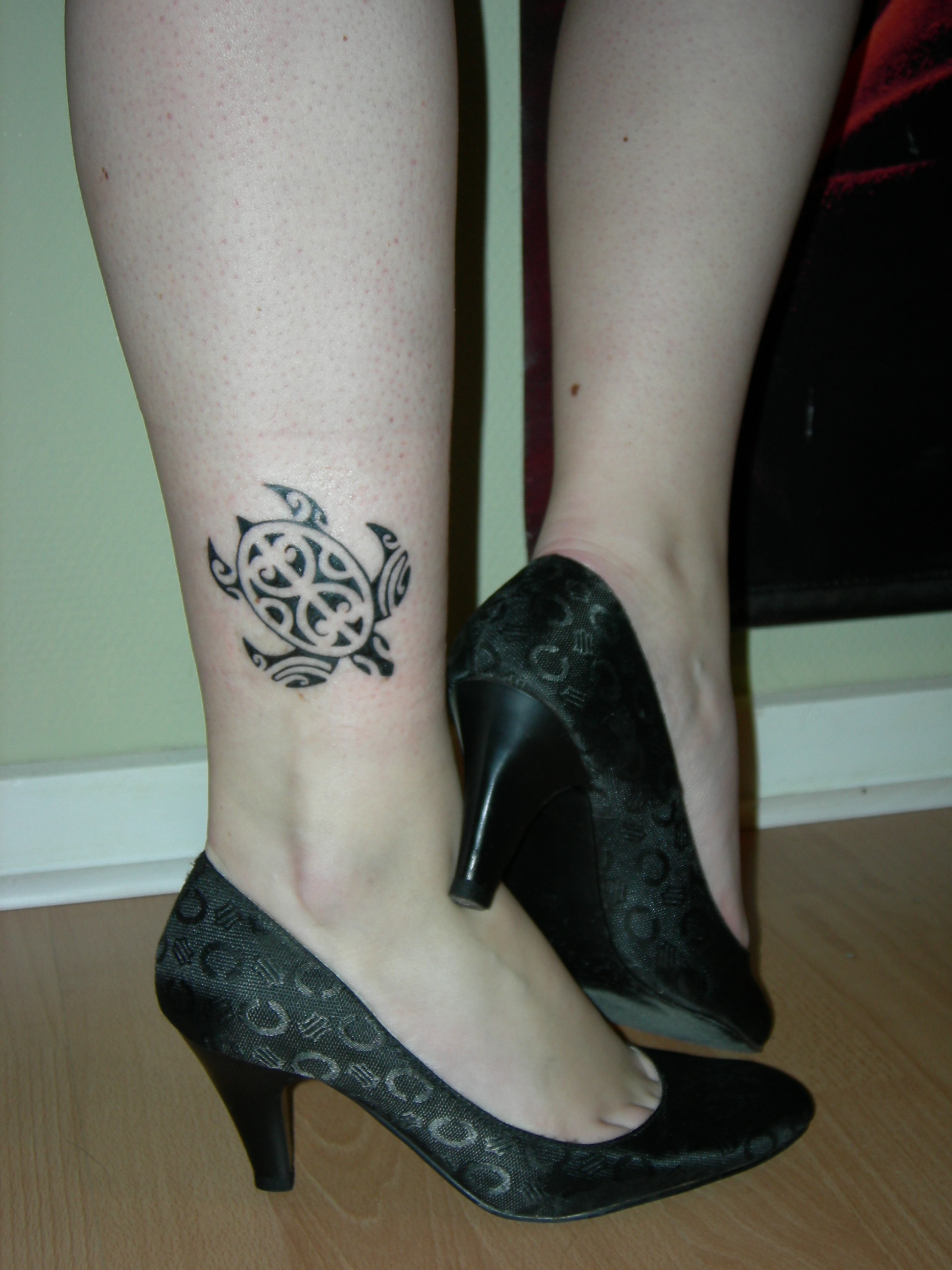 tatouage cheville tortue polynésienne