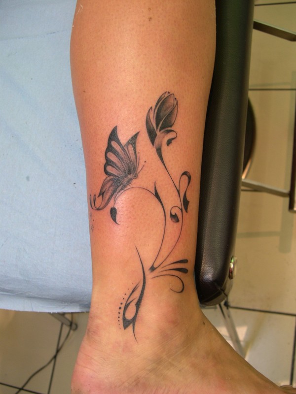 tatouage cheville tribal papillon