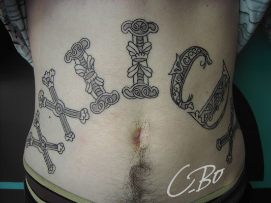 tatouage chiffre romain ventre