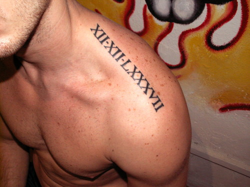 tatouage chiffre romain ventre