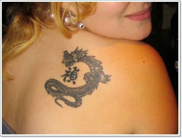 tatouage chinois omoplate