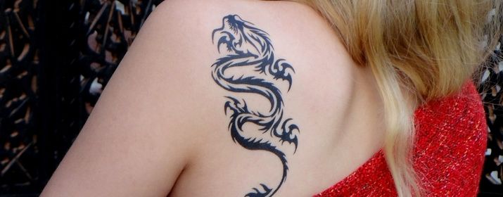 tatouage chinois omoplate