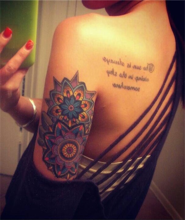 tatouage citation omoplate