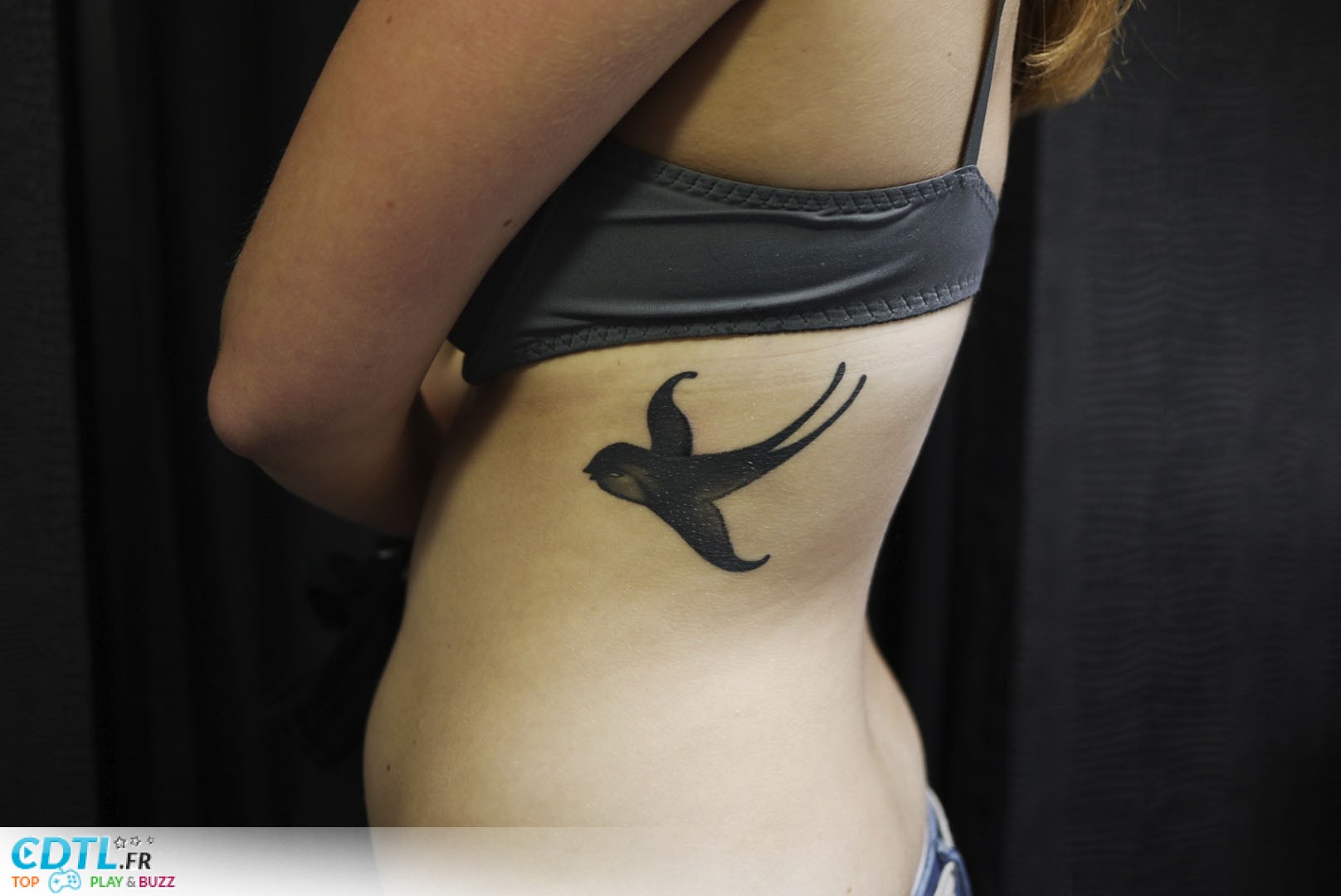tatouage cote femme hirondelle