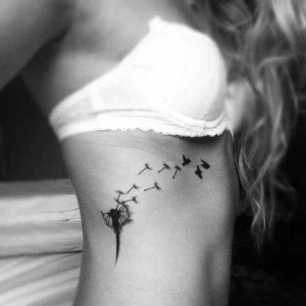 tatouage cote femme hirondelle