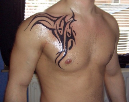 tatouage cou homme tribal