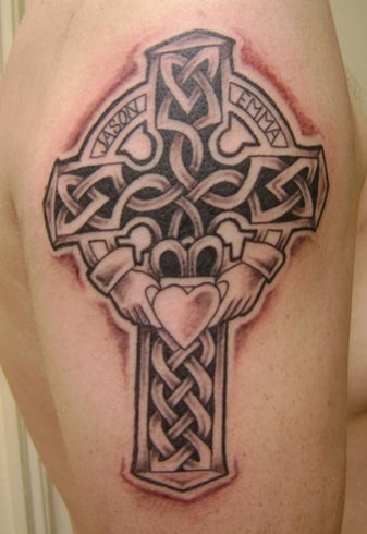 tatouage croix celtique bras
