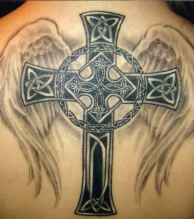 tatouage croix celtique nuque