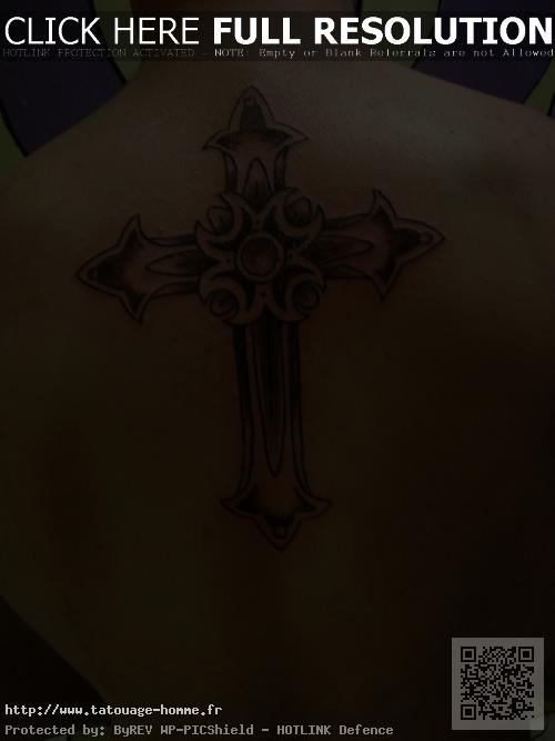 tatouage croix celtique nuque