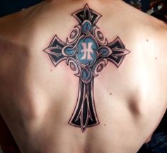 tatouage croix celtique nuque