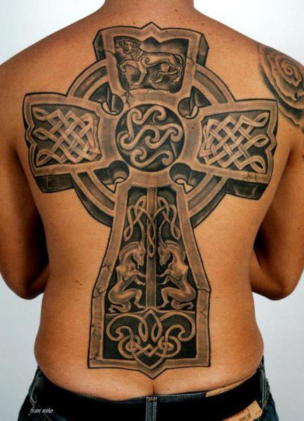 tatouage croix celtique tribal