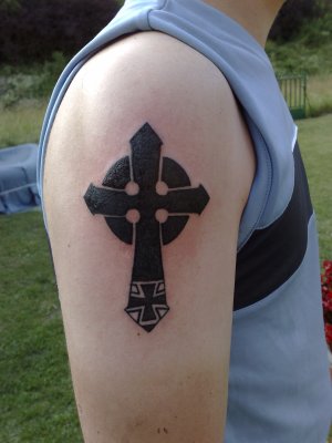 tatouage croix celtique tribal