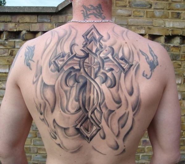 tatouage croix gothique dos