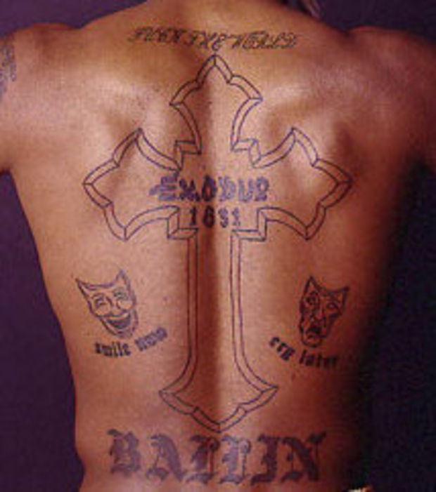 tatouage croix gothique dos