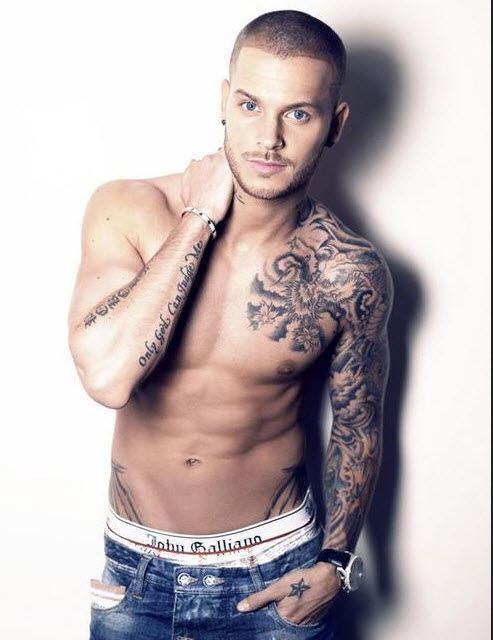 Tatouage croix pectorale