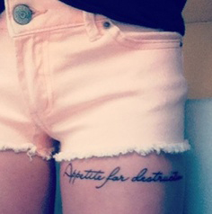 tatouage cuisse ecriture