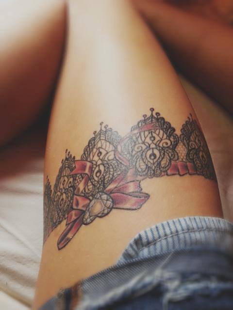 tatouage cuisse femme bracelet