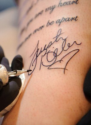 tatouage cuisse femme ecriture