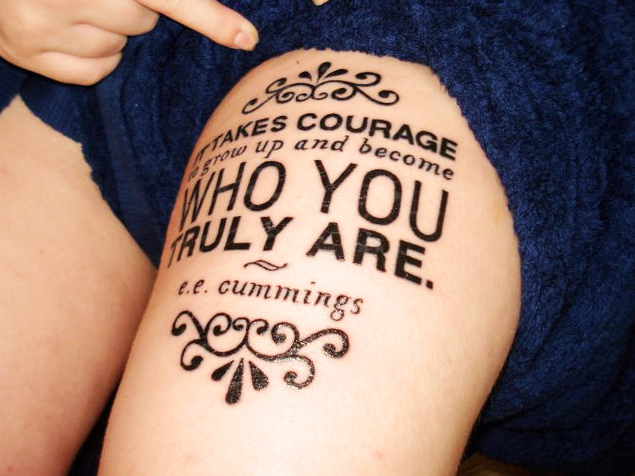 tatouage cuisse femme ecriture