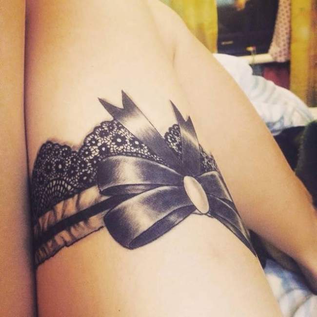 tatouage cuisse femme jarretière