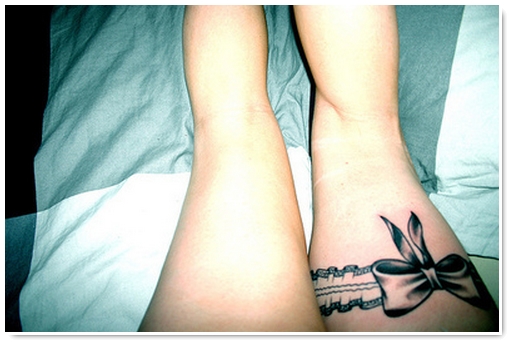 tatouage cuisse femme noeud