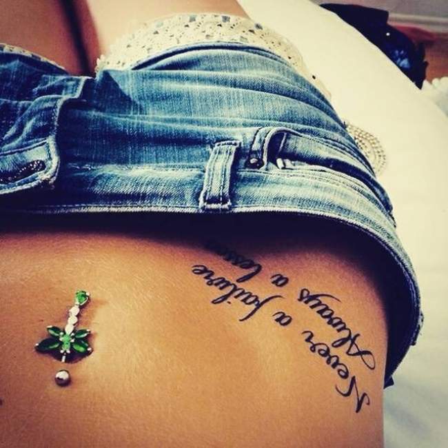 tatouage cuisse femme phrase