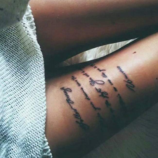 tatouage cuisse femme phrase