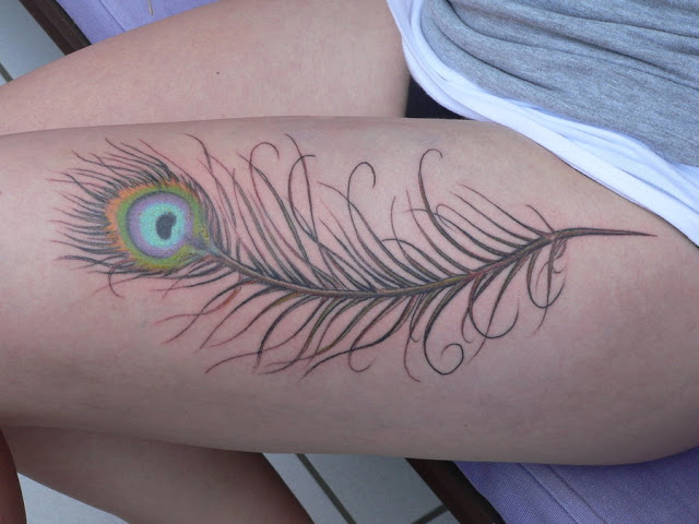 tatouage cuisse femme plume