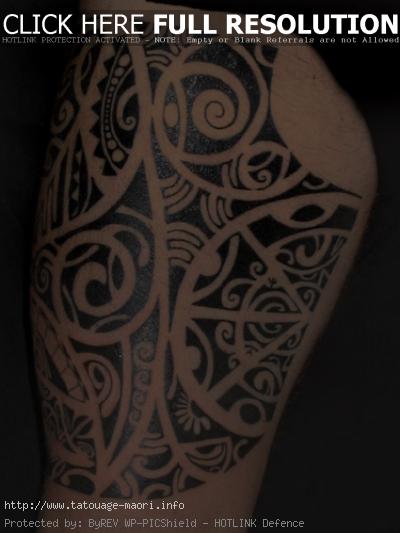 tatouage cuisse femme polynésien