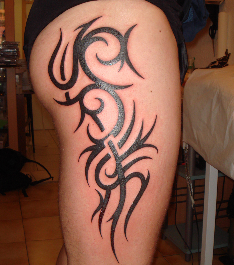 tatouage cuisse femme polynésien