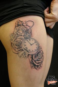 tatouage cuisse femme rose