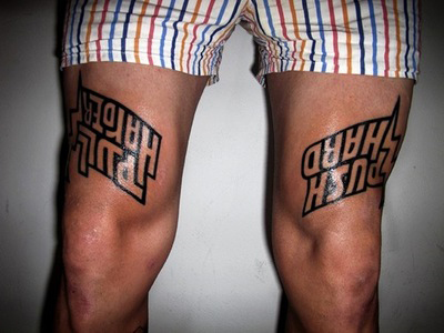 tatouage cuisse homme phrase