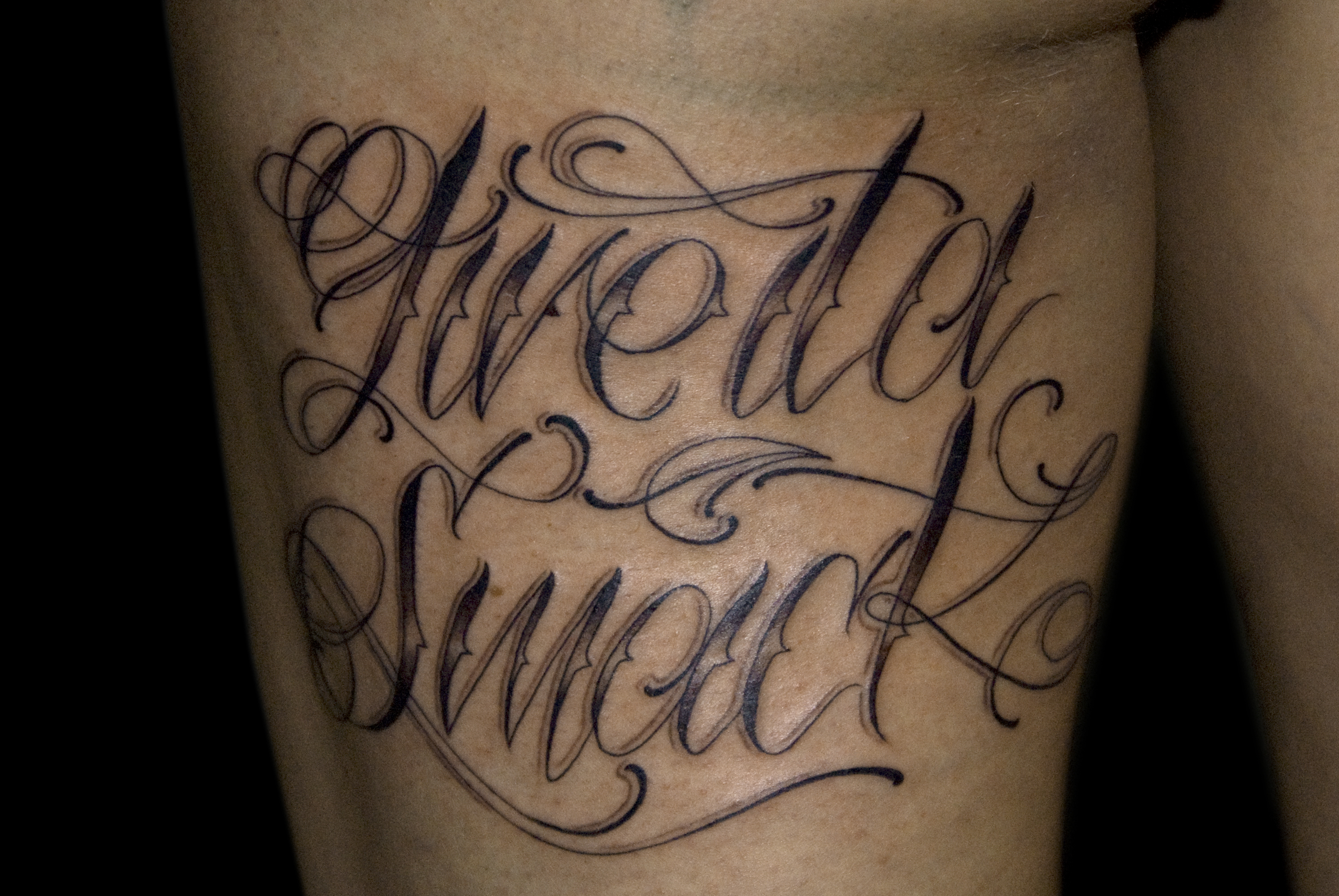 tatouage cuisse homme phrase