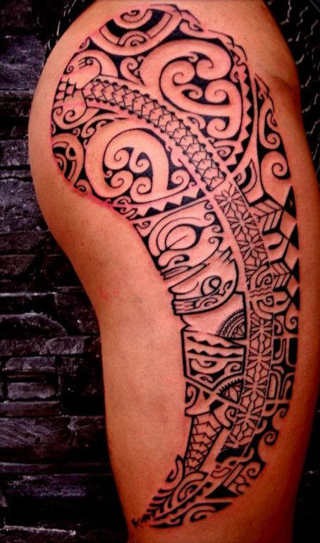 tatouage cuisse homme polynésien