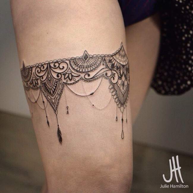 tatouage cuisse jarretière