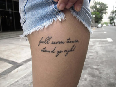tatouage cuisse phrase