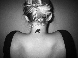 tatouage d'une hirondelle