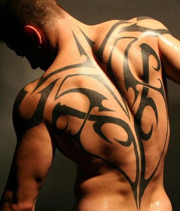 tatouage dans le dos homme tribal