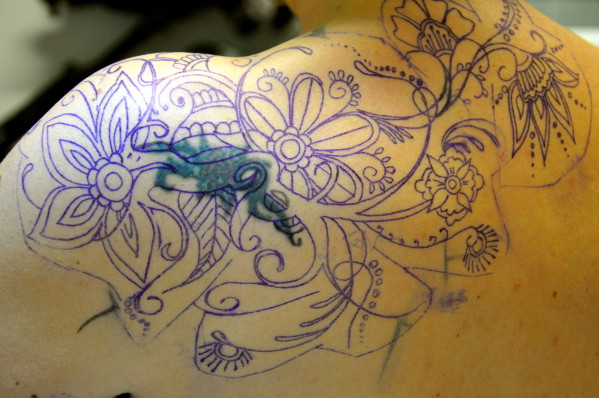 tatouage de recouvrement omoplate