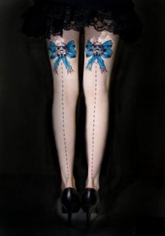 tatouage derrière la jambe noeud