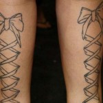 tatouage derrière la jambe noeud