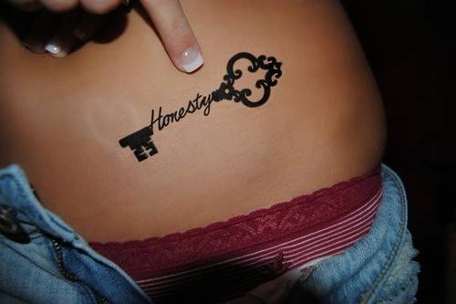 tatouage discret aine