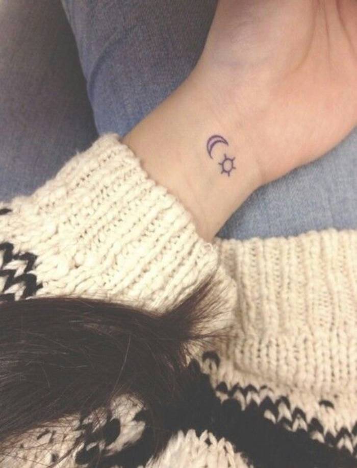 tatouage discret au poignet